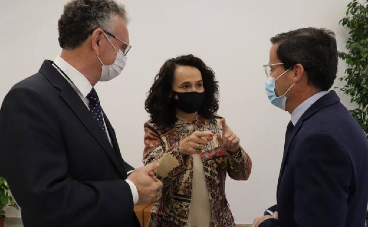 María Félix Tena entre los alcaldes de Don Benito y Villanueva, José Luis Quintana (izquierda) y Miguel Ángel Gallardo (derecha). 