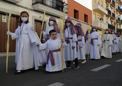 Imagen secundaria 1 - Momentos de la procesión. 
