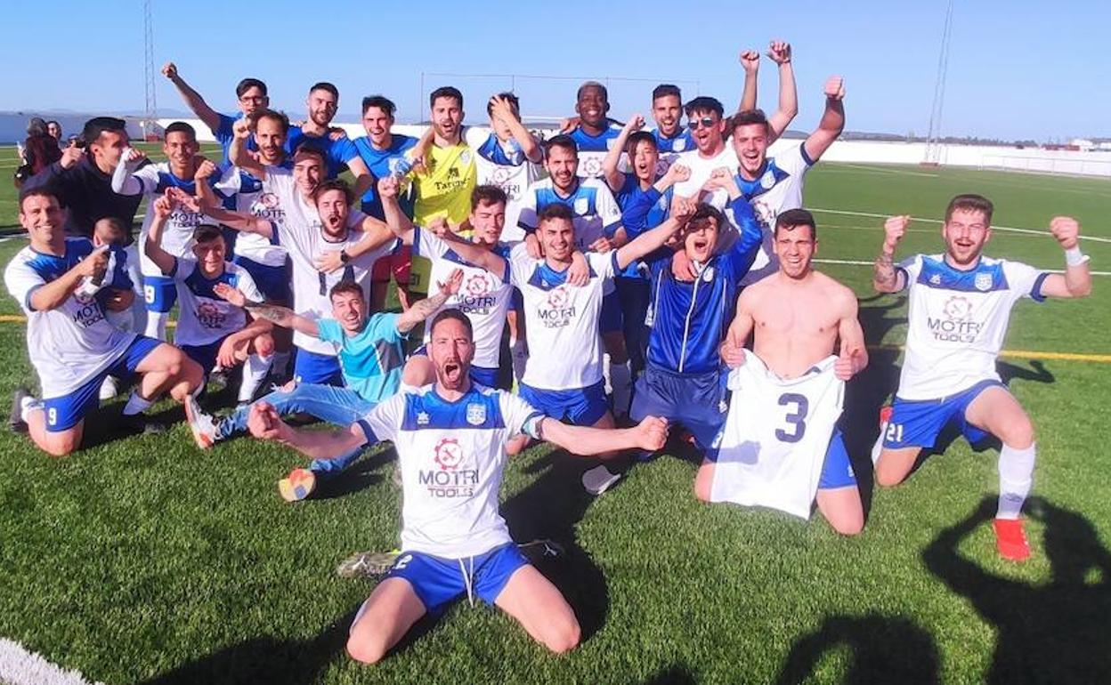 Celebración tras el partido en Hernán Cortés. 