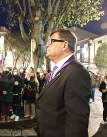 Imagen secundaria 2 - Momentos de la procesión en la plaza de España. 