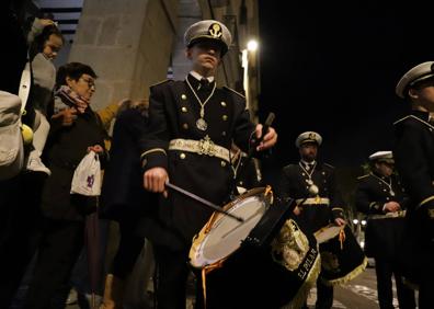 Imagen secundaria 1 - Momentos de la procesión en la plaza de España. 