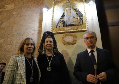 Imagen secundaria 1 - Momentos de la procesión de La Soledad. 