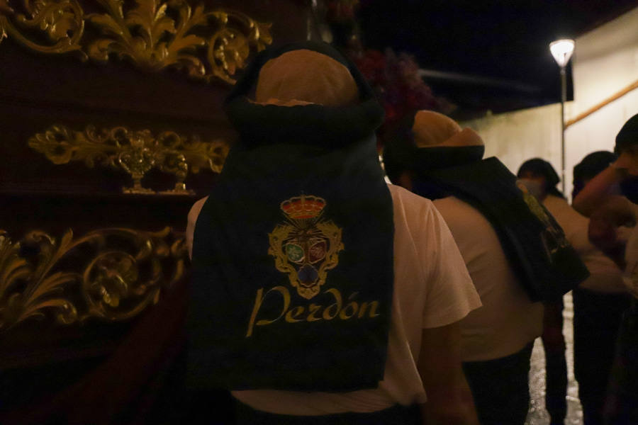 La lluvia no impidió el estreno del Cristo del Perdón en el Lunes Santo.