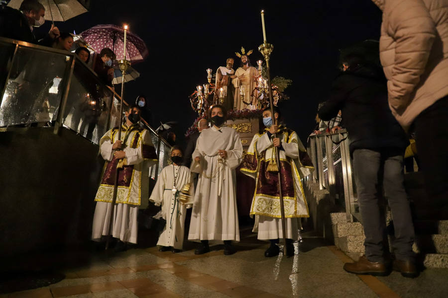 La lluvia no impidió el estreno del Cristo del Perdón en el Lunes Santo.