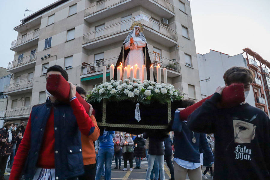 Viacrucis parroquial en la iglesia de San Juan el Viernes de Dolores.