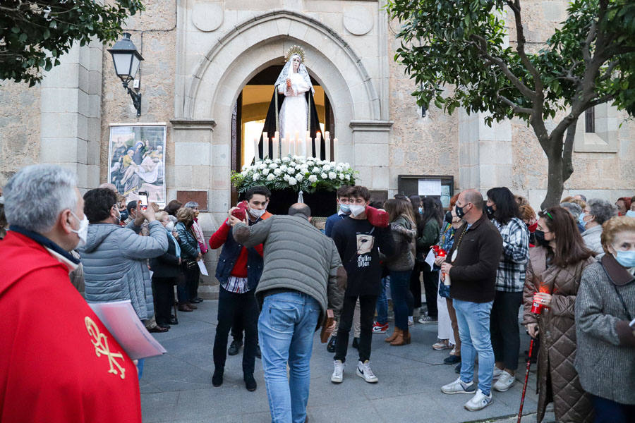 Viacrucis parroquial en la iglesia de San Juan el Viernes de Dolores.