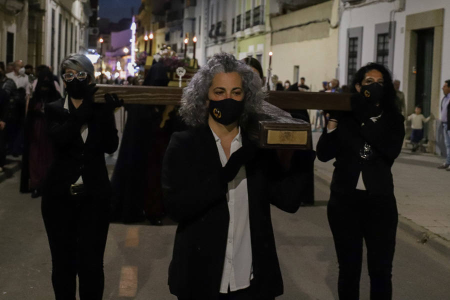 Solemnidad y silencio para acompañar al Cristo Yacente y La Soledad.