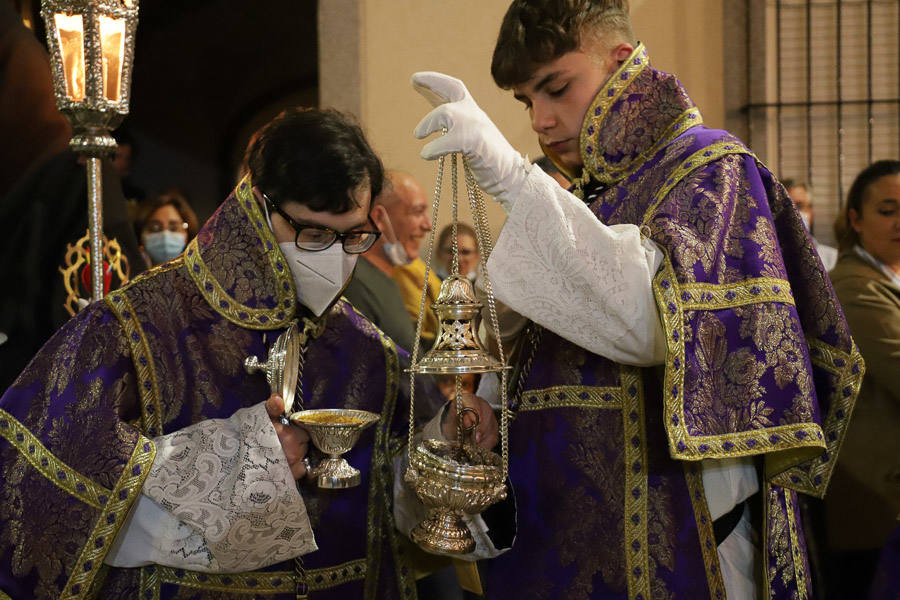 Solemnidad y silencio para acompañar al Cristo Yacente y La Soledad.