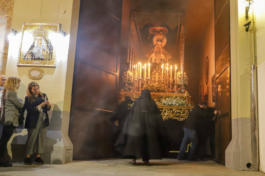 Solemnidad y silencio para acompañar al Cristo Yacente y La Soledad.