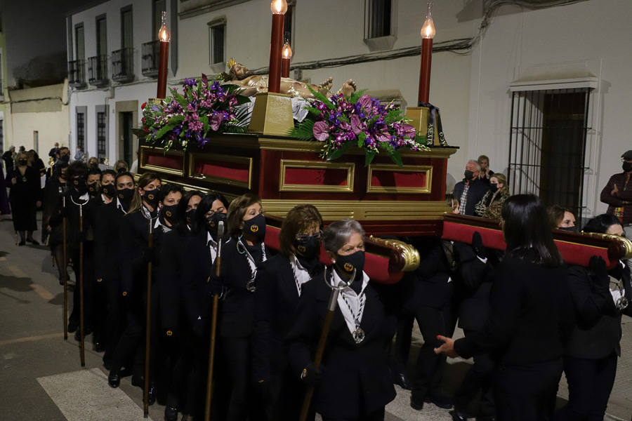 Solemnidad y silencio para acompañar al Cristo Yacente y La Soledad.