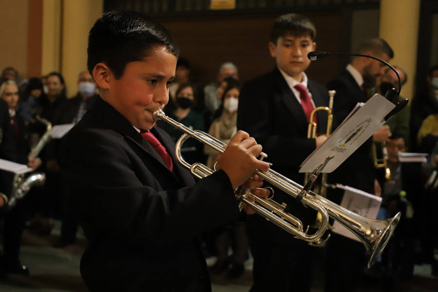 Solemnidad y silencio para acompañar al Cristo Yacente y La Soledad.