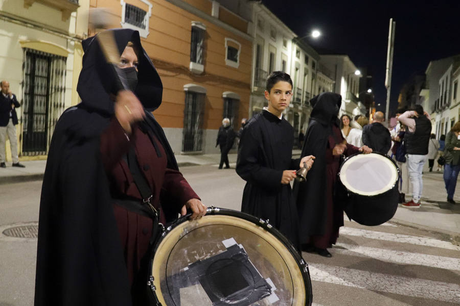 Solemnidad y silencio para acompañar al Cristo Yacente y La Soledad.