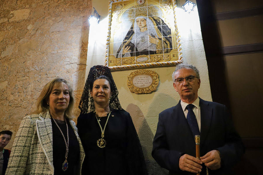 Solemnidad y silencio para acompañar al Cristo Yacente y La Soledad.
