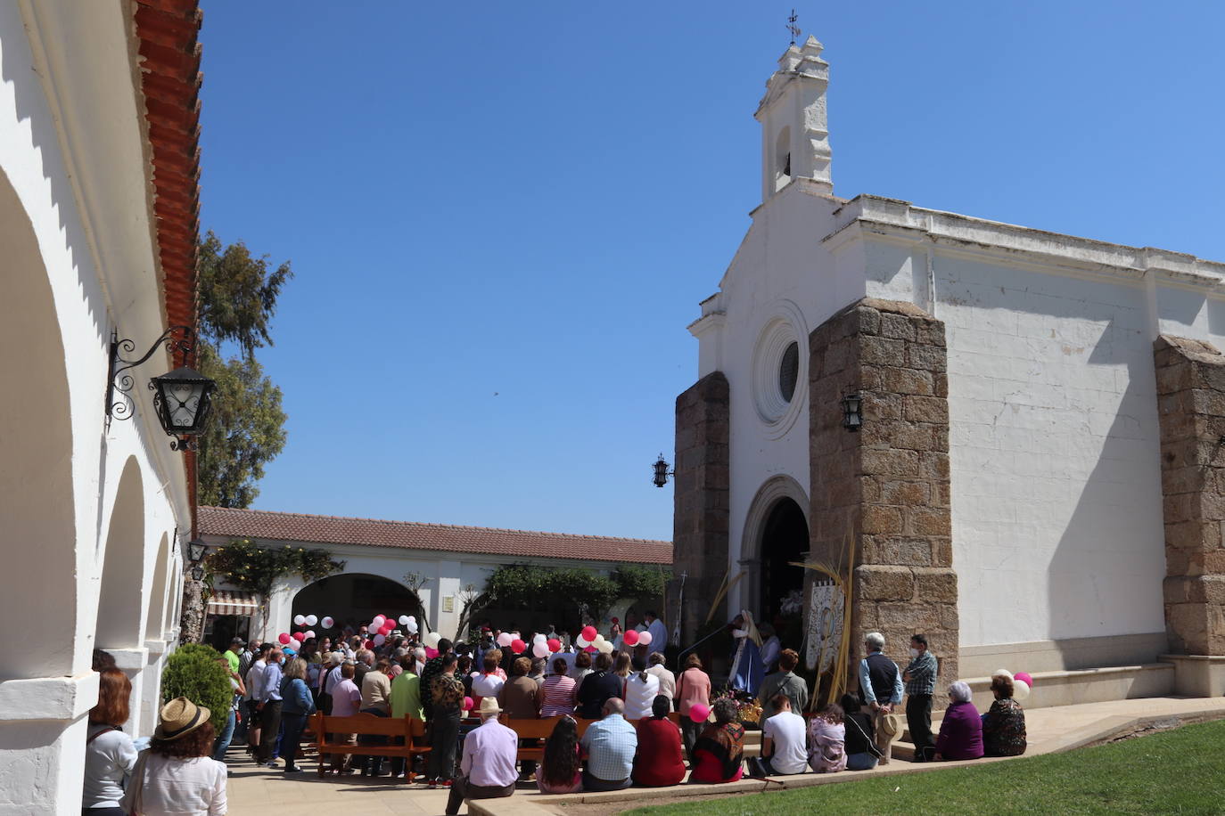 Procesión alrededor de la ermita de las Cruces.