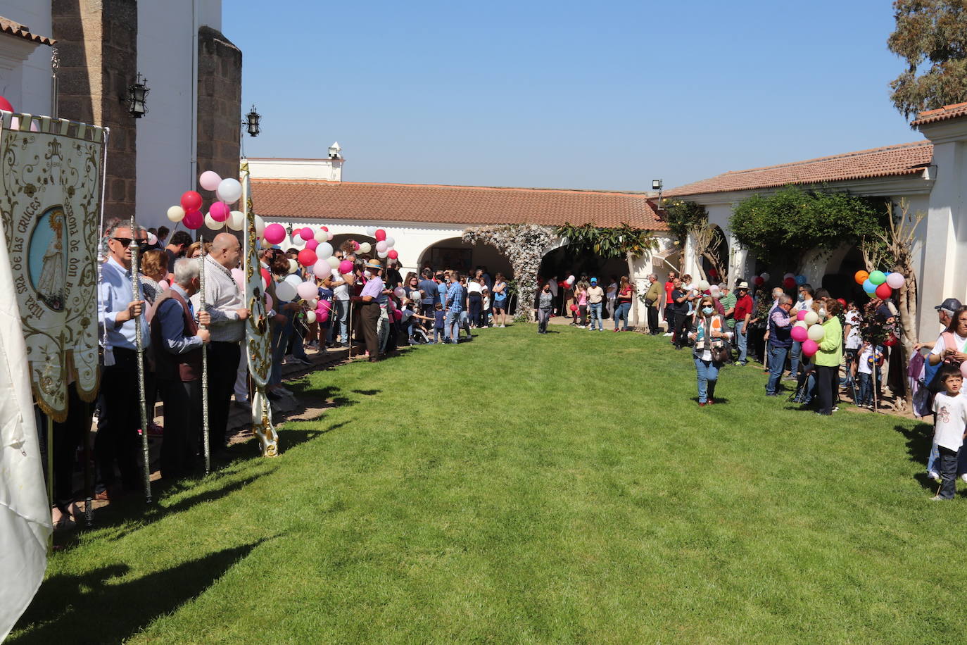 Procesión alrededor de la ermita de las Cruces.