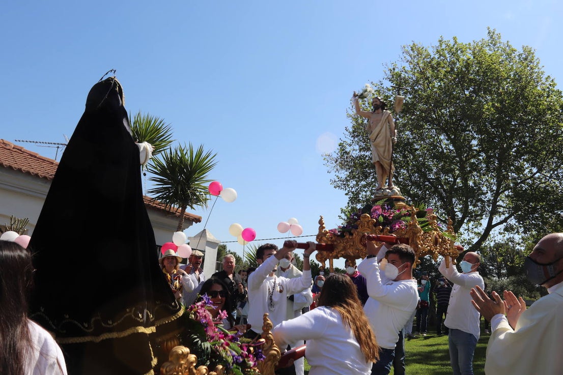 Procesión alrededor de la ermita de las Cruces.