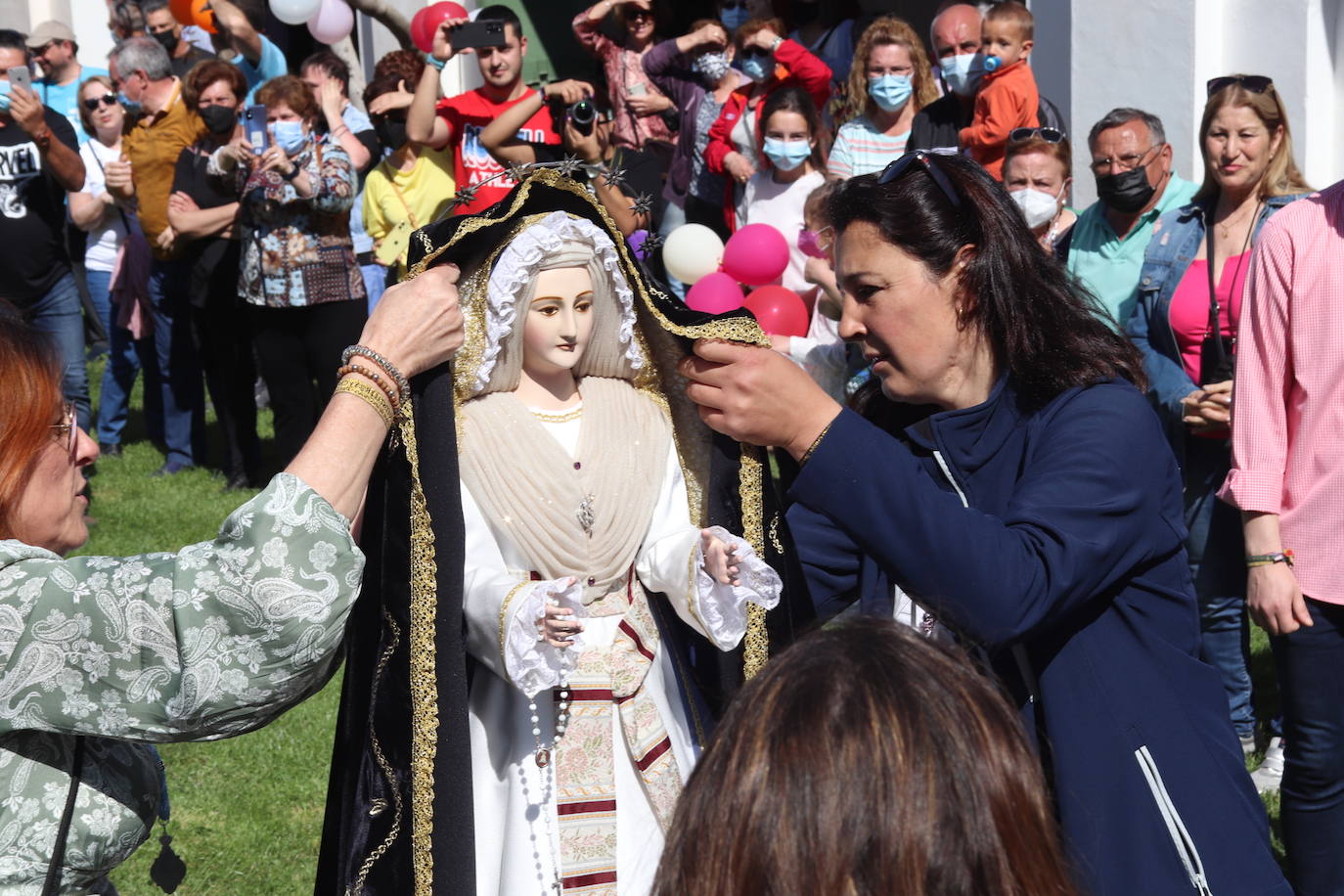 Procesión alrededor de la ermita de las Cruces.