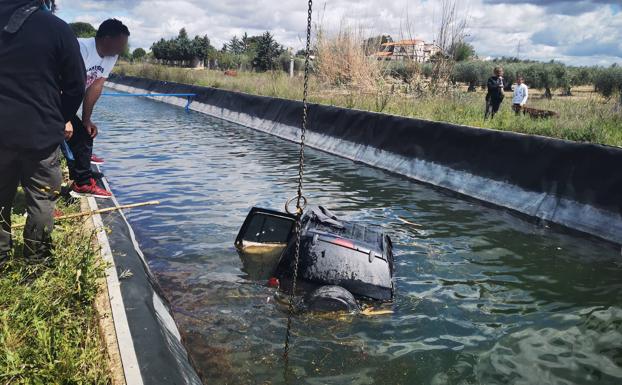 Momentos previos a la retirada del vehículo. 