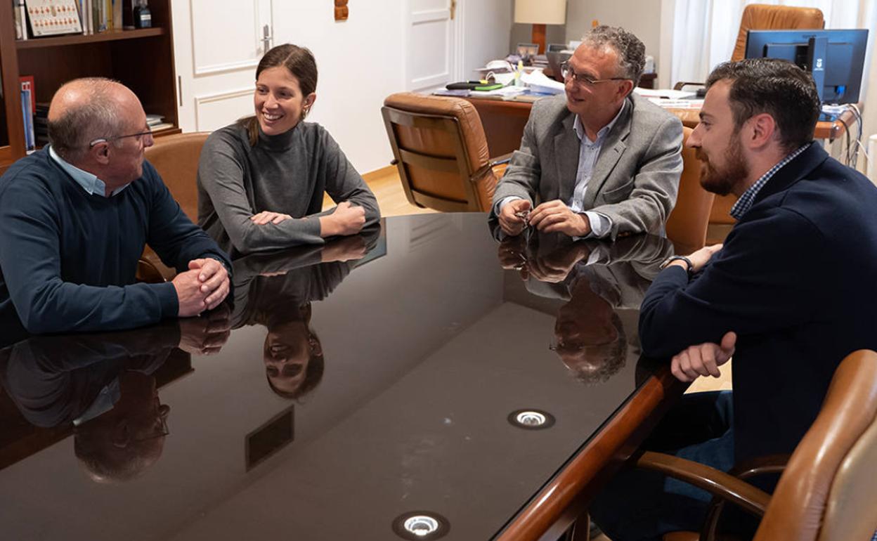Promotores de la asociación en su visita al Ayuntamiento. 