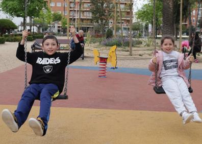 Imagen secundaria 1 - Los más pequeños disfrutan de su estancia en Don Benito. 