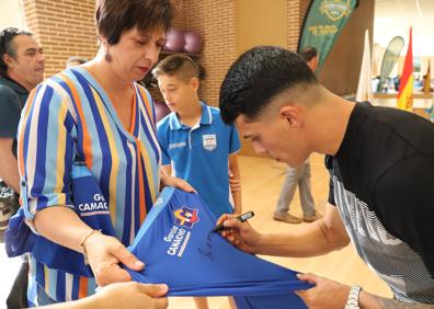 Imagen secundaria 1 - Pedro Porro ha compartido la mañana con muchos de sus seguidores en Don Benito. 