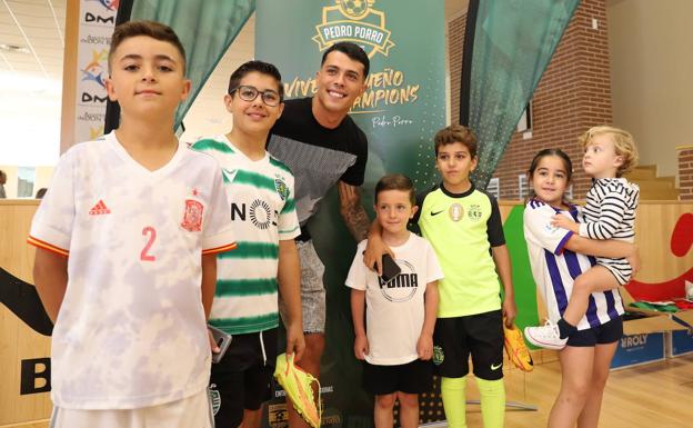 Imagen principal - Pedro Porro ha compartido la mañana con muchos de sus seguidores en Don Benito. 