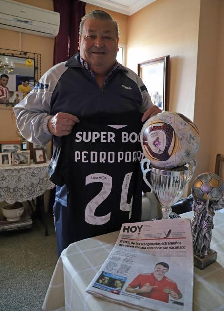 Imagen - El abuelo de Pedro Porro presume de nieto tras ser convocado el pasado año por la selección.