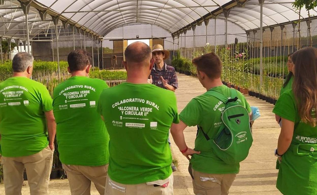 El vivero provincial de Don Benito recibe visitantes de Alconera