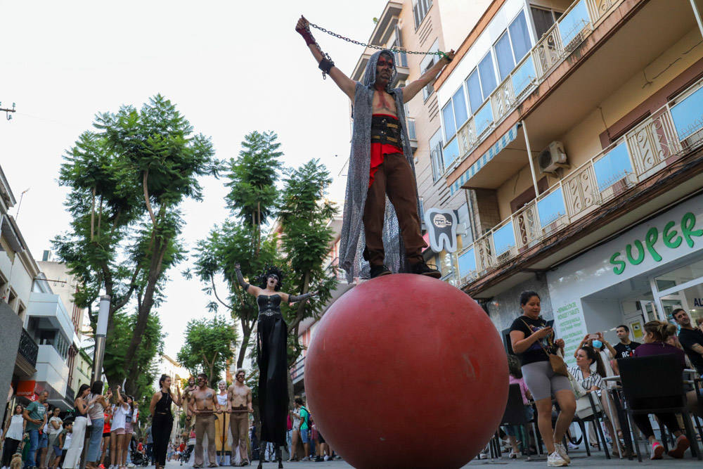 La zona comercial disfrutó del pasacalles 'Dioses y Monstruos'