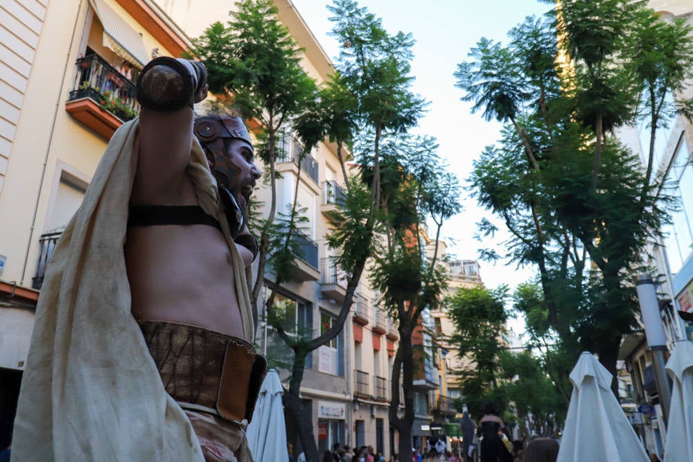 La zona comercial disfrutó del pasacalles 'Dioses y Monstruos'