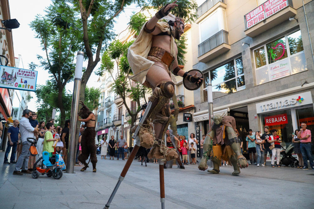 La zona comercial disfrutó del pasacalles 'Dioses y Monstruos'
