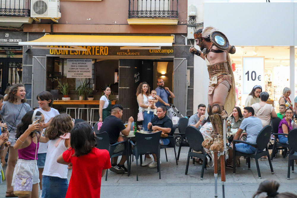 La zona comercial disfrutó del pasacalles 'Dioses y Monstruos'