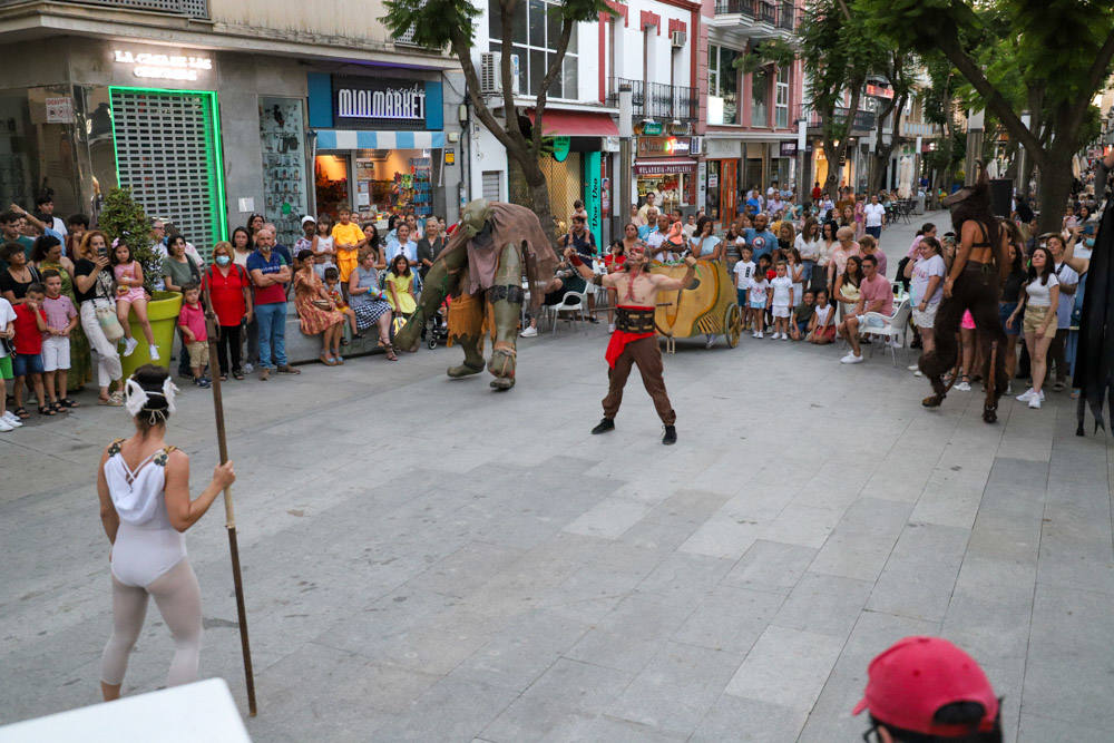 La zona comercial disfrutó del pasacalles 'Dioses y Monstruos'