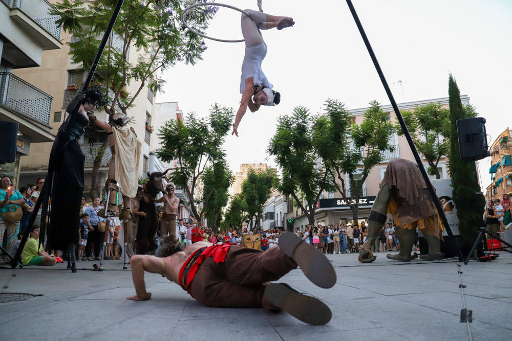 La zona comercial disfrutó del pasacalles 'Dioses y Monstruos'