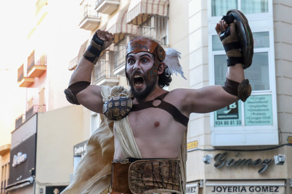 La zona comercial disfrutó del pasacalles 'Dioses y Monstruos'