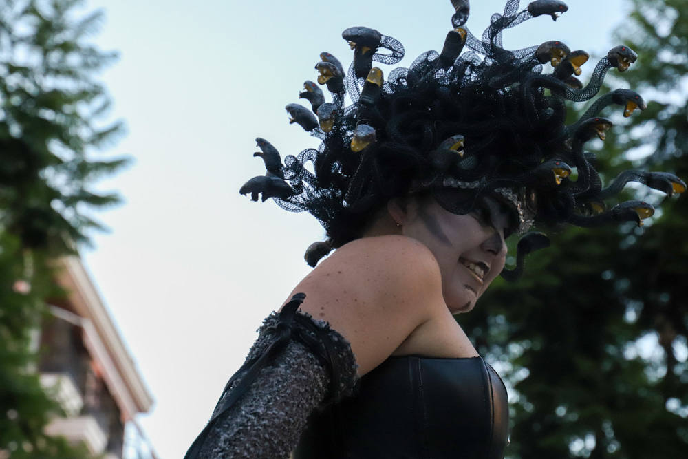 La zona comercial disfrutó del pasacalles 'Dioses y Monstruos'