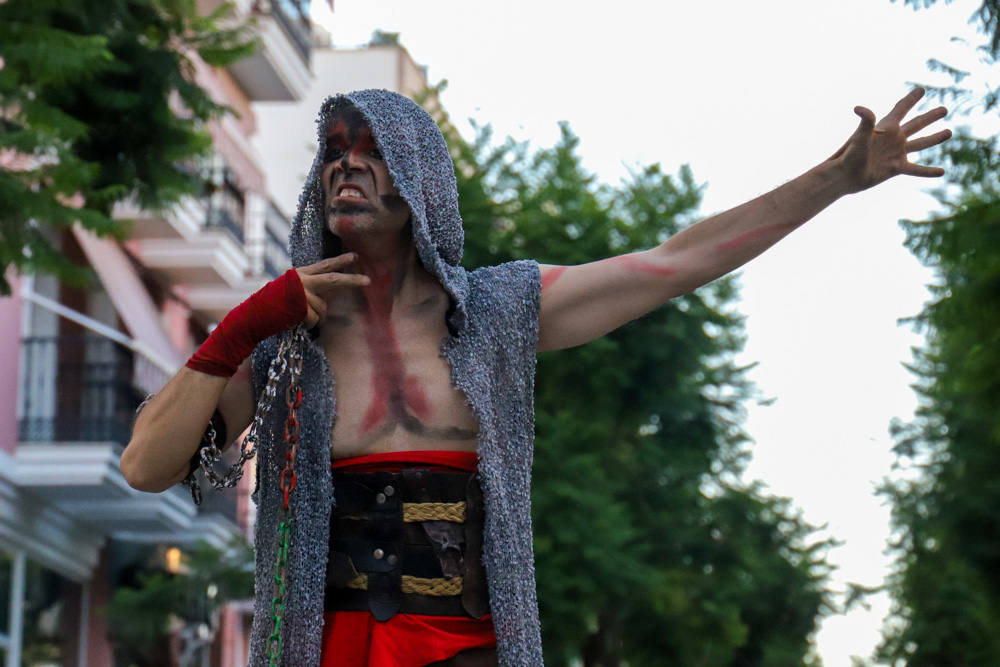 La zona comercial disfrutó del pasacalles 'Dioses y Monstruos'