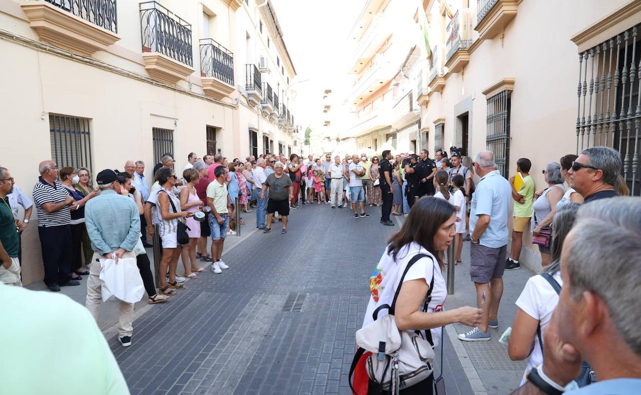 Se han manifestado a las puertas del salón de plenos. 