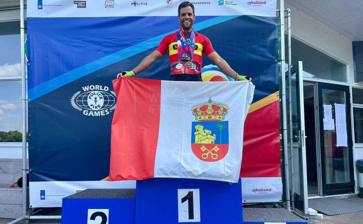 Javier Sánchez Cidoncha posa con sus tres medallas. 