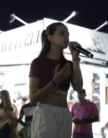 Imagen secundaria 2 - Gonzalo y Patri pulsaron el botón de encendido tras las actuacioens de Paula Paredes y Ainhoa Flores. 