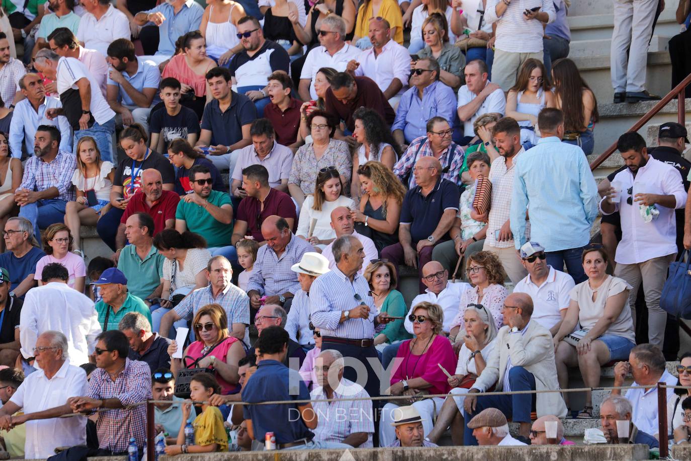 Corrida de toros mixta en la plaza de toros de Don Benito con motivo del día de Extremadura. 