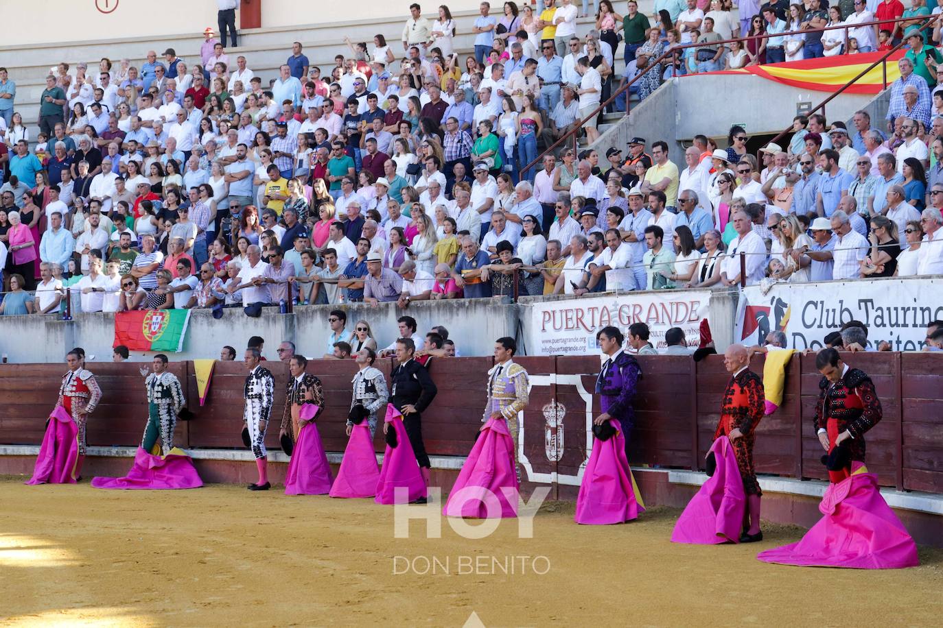 Corrida de toros mixta en la plaza de toros de Don Benito con motivo del día de Extremadura. 