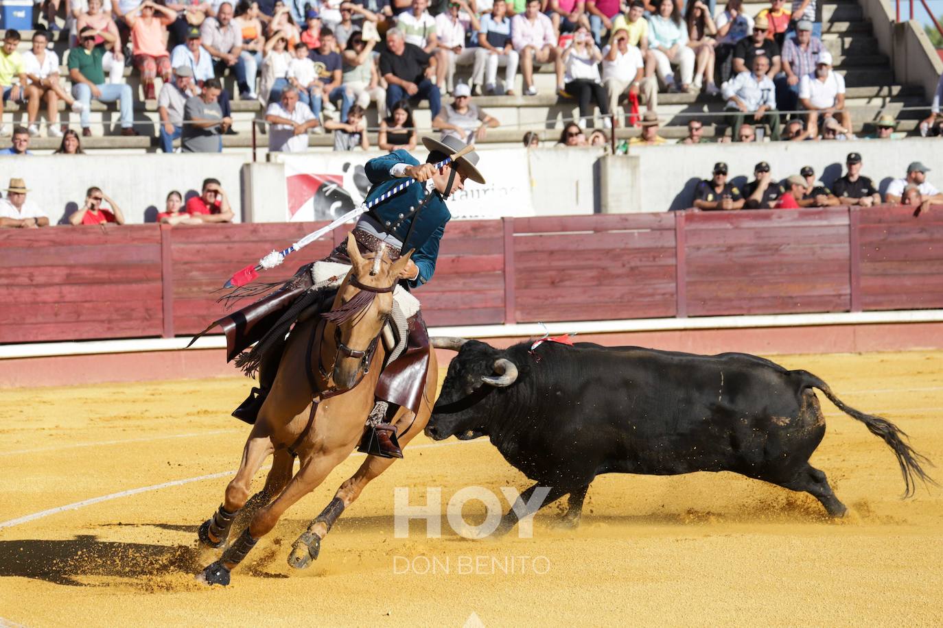 Corrida de toros mixta en la plaza de toros de Don Benito con motivo del día de Extremadura. 