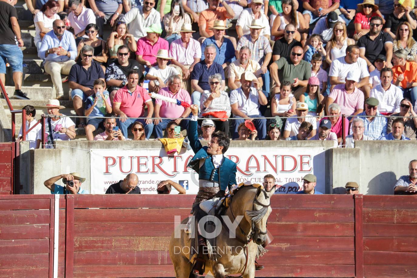 Corrida de toros mixta en la plaza de toros de Don Benito con motivo del día de Extremadura. 