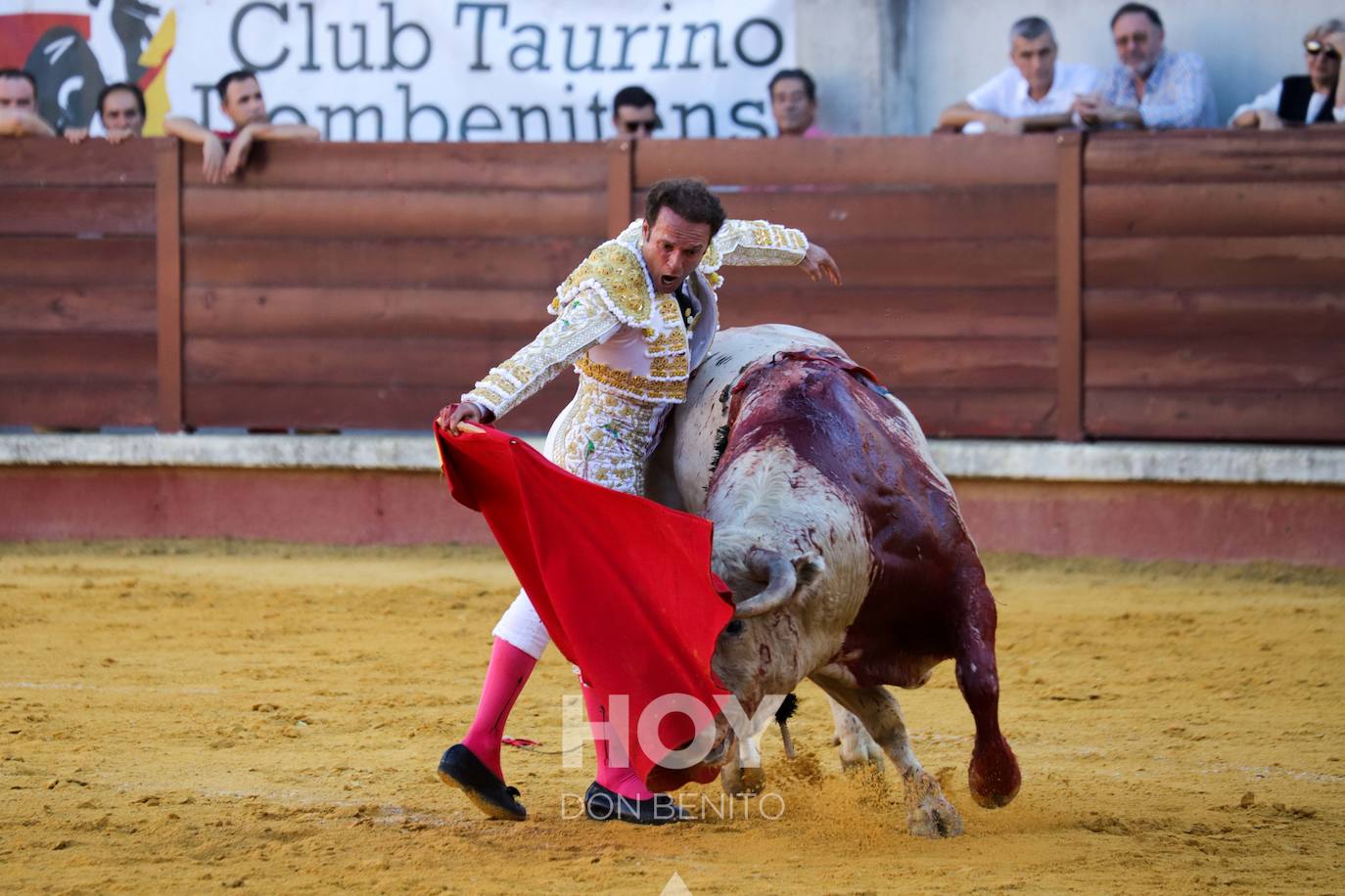 Corrida de toros mixta en la plaza de toros de Don Benito con motivo del día de Extremadura. 