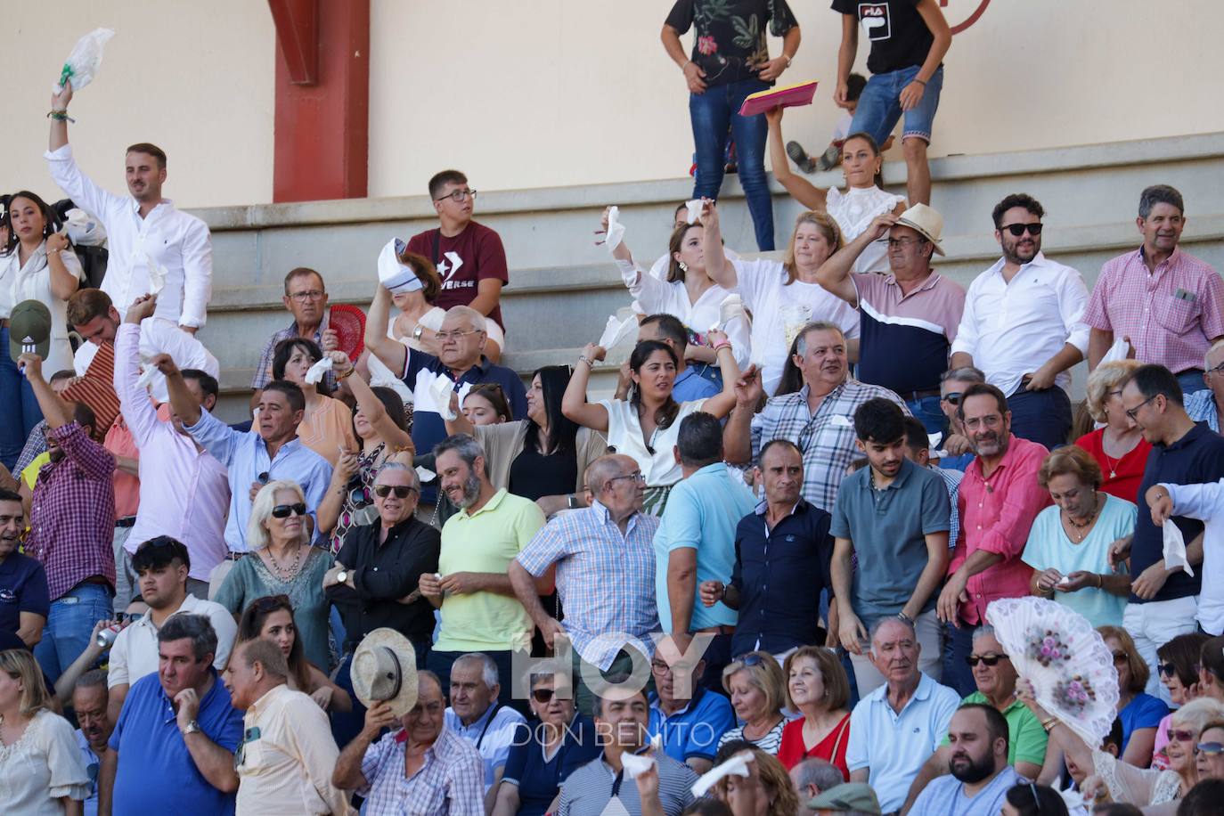 Corrida de toros mixta en la plaza de toros de Don Benito con motivo del día de Extremadura. 