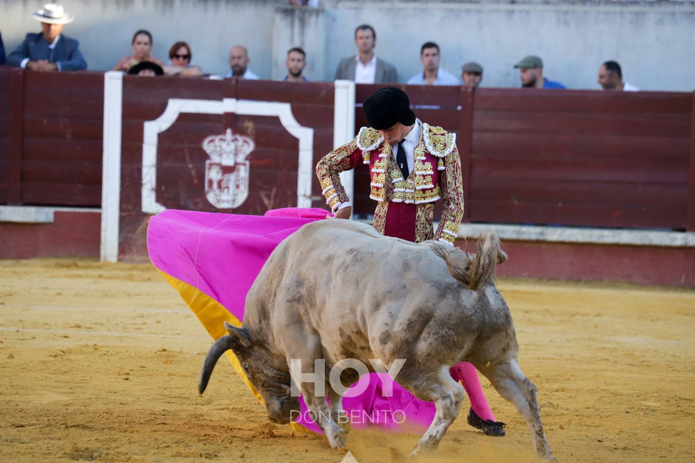 Corrida de toros mixta en la plaza de toros de Don Benito con motivo del día de Extremadura. 