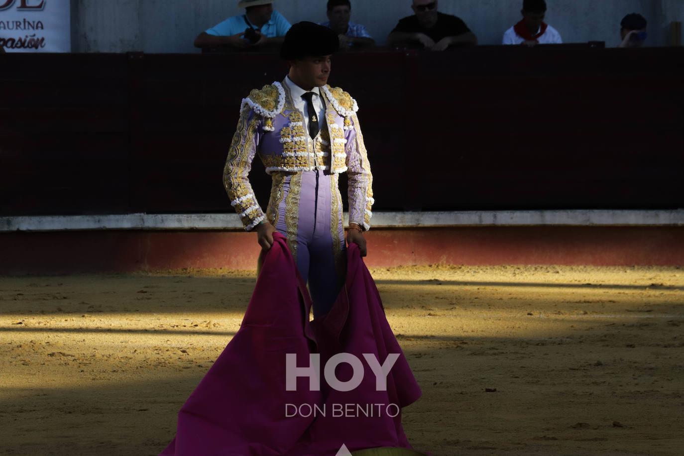 Corrida de toros mixta en la plaza de toros de Don Benito con motivo del día de Extremadura. 
