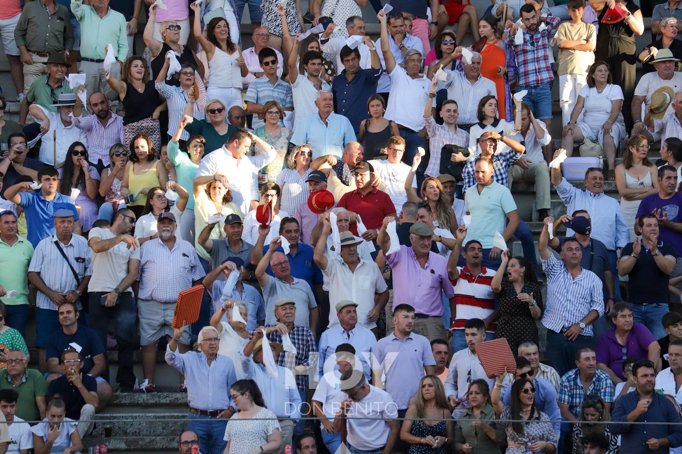 Corrida de toros mixta en la plaza de toros de Don Benito con motivo del día de Extremadura. 