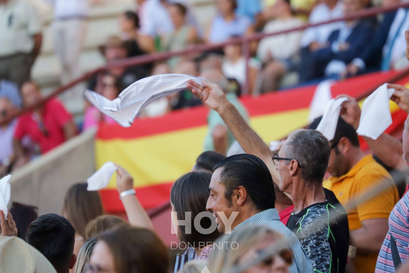 Corrida de toros mixta en la plaza de toros de Don Benito con motivo del día de Extremadura. 